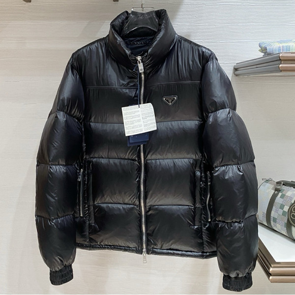 PRADA-1E9C38 PRADA 2025 F/W 신형 자카드 나일론 패딩 / 금속 소형 로고 패딩 블랙 남성용