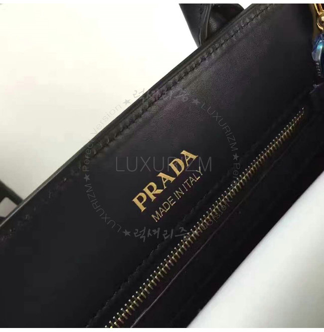 prada-1030-008.jpg